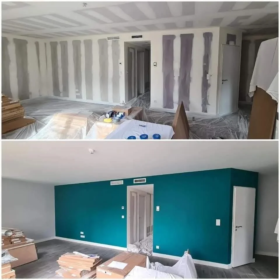 Peinture d'un séjour avec mur d'accent bleu canard, avant et après