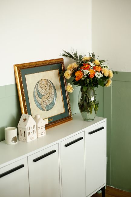 Intérieur fraîchement repeint : soubassement vert sauge et mur blanc